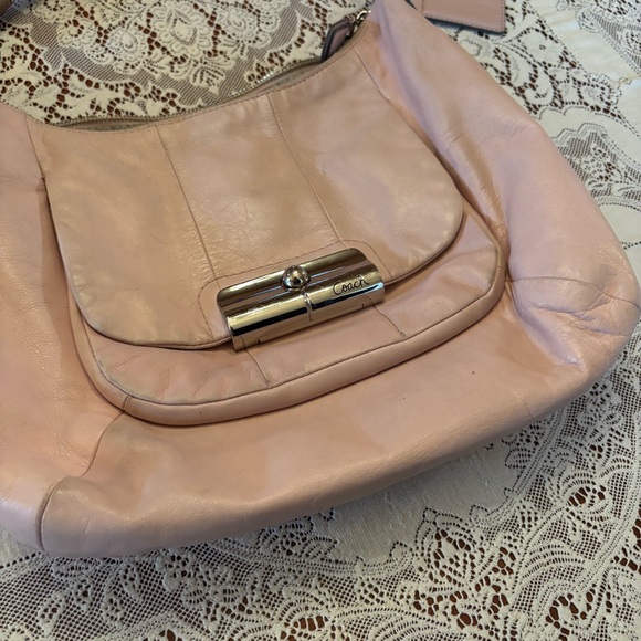 Baby pink leather coach shoulder bag - Picture 3 of 14